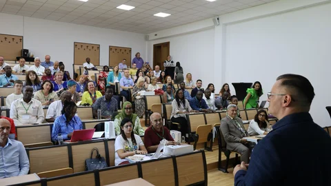Participantes de una semana de cooperación internacional Erasmus asisten a una sesión en un aula universitaria.